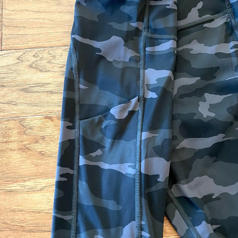 Athleta New Ultimate Stash Pocket 7/8 Camo Tight!! NWOT - Picture 4 of 8